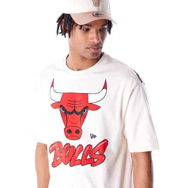 New Era Camiseta Oversized Chicago Bulls NBA Wordmark Crema - Image 3